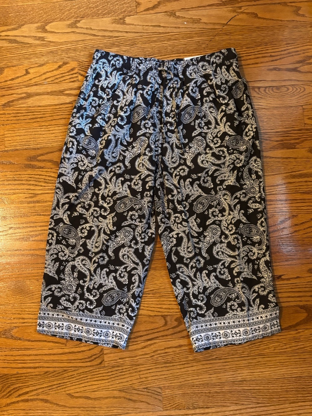 NWT Karen Scott Black White Paisley Print Comfort Waist Capri Pants Medium